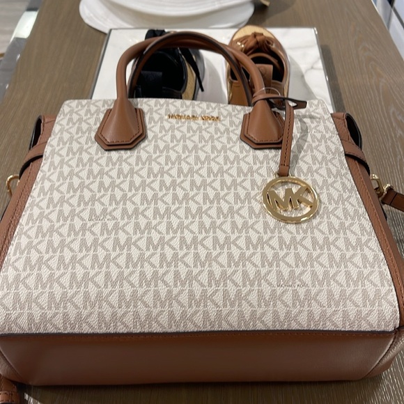 MICHAEL KORS
Mercer Medium Logo and Leather Belted Satchel
Vanilla 
NWT - Picture 15 of 16